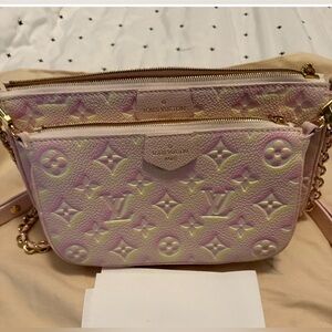 LOUIS VUITTON
Empreinte Monogram Summer Stardust Multi Pochette
Accessories Pink